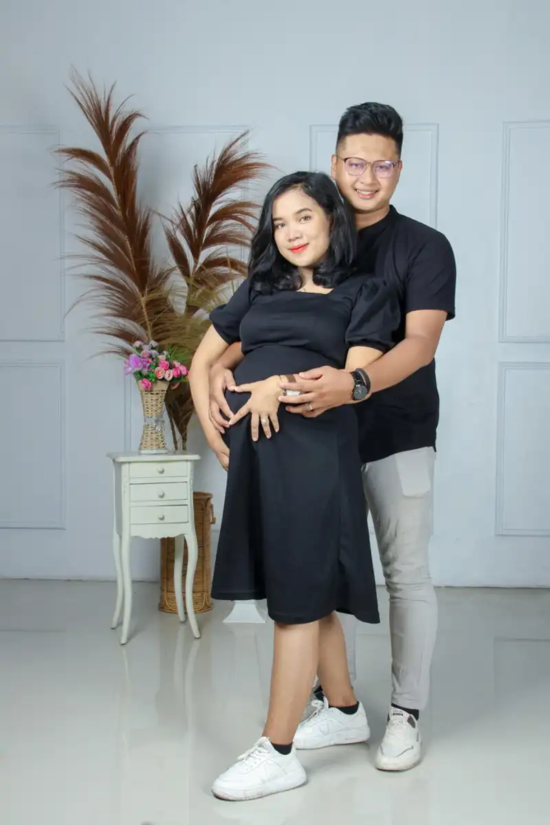 Foto maternity di Studio Cirebon - potret ibu hamil